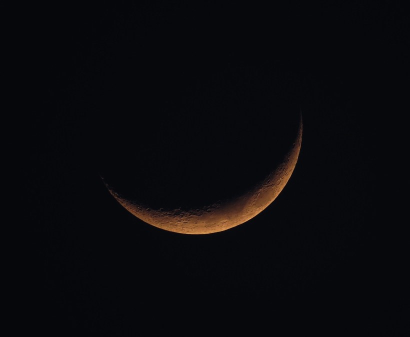 A picture of a sliver of a moon.